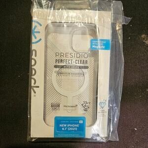 Speck Presidio Perfect Clear Case for iPhone 6.1" 2021 MagSafe Grip Compatible